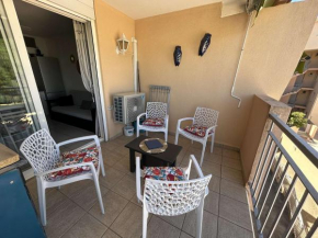 Appt 2 pièces cabine climatisé avec piscine et parking à Port Camargue - FR-1-250-292